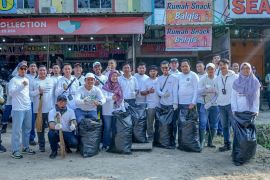 Pusri gelar aksi bersih lingkungan di Kampung Sehati Palembang, kumpulkan 2 ton sampah