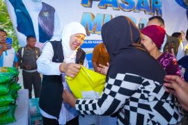 Khofifah pastikan stok bahan pokok aman dan terjangkau di Ngawi