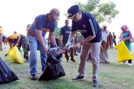 Pemkab Agam bersihkan 2,6 ton sampah di Pantai Tiku