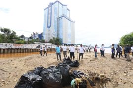 Gubernur Papua ajak masyarakat kelola sampah melalui ekonomi sirkular