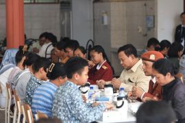 Prabowo shares MBG lunch with Sekolah Rakyat students in Bali