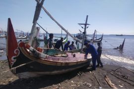 Sejumlah perahu nelayan di Situbondo rusak diterjang gelombang tinggi