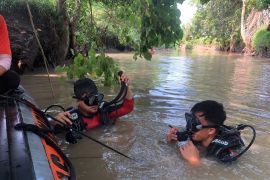 Basarnas terjunkan tim penyelam guna cari anak hilang di Sungai Way Pisang Lamsel