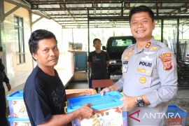 Polres Cianjur salurkan bantuan sembako bagi pekerja pabrik tahu-tempe