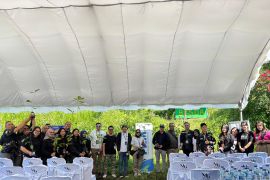 PNM serahkan ratusan bibit pohon padaBKSDA Tomohon