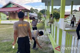 Polresta Ambon aksi bersih lingkungan di Mamala-Morela dan pererat kemitraan dengan warga