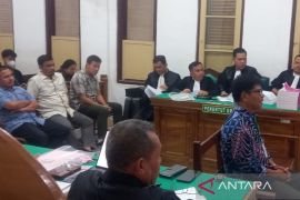 Keterangan saksi dan terdakwa berbeda, hakim siap periksa saksi satu per satu