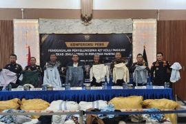 Operasi Gabungan BC Gagalkan Penyelundupan 427 Koli Pakaian Bekas Senilai Rp3,9 Miliar di Perairan Rohil