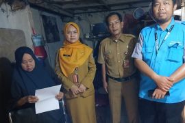 Sudinsos Jakbar salurkan kursi roda untuk warga difabel di Jelambar