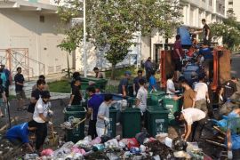 Warga Rusun Pesakih Jakbar gotong royong angkut 24 ton sampah