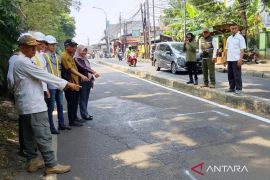 Pemkot Jaktim perbaiki empat titik jalan rawan amblas