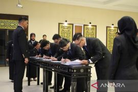 Lantik 16 ASN Baru, Kakanwil Kemenkum Riau Tekankan Adaptasi Teknologi dan Integritas