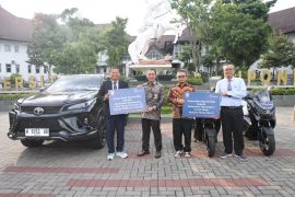 Bank Jateng serahkan Fortuner dan dua NMax untuk dukung operasional Kampus Undip