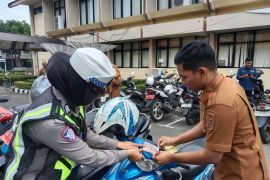Pemkab Agam pasang stiker kendaraan belum bayar pajak (Video)