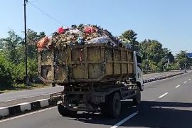 DLH Mataram mendapat tambahan truk pengangkut sampah