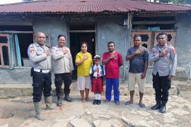 Kapolda NTT beri perlengkapan sekolah kepada siswa TTS viral pakai kaos kaki dari arang
