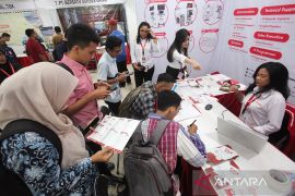 Menenun harapan dari angka kerja