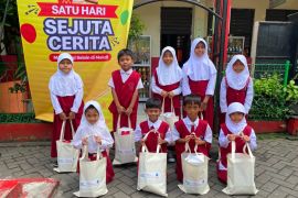 PMI Kota Tangerang-Amway Peduli salurkan gratis bantuan perlengkapan sekolah