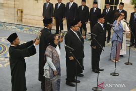 Presiden Prabowo lantik Nanik Deyang, Agustina, dan Trenggono jadi pimpinan BGN