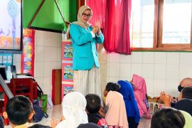 Tanamkan PHBS sejak dini, mahasiswa Kesmas UMS kenalkan pilah sampah dan CTPS