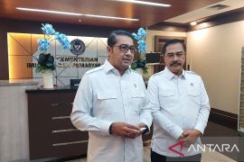 Indonesia deports 25 foreigners over illegal photography work