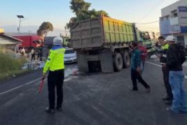 Polres Garut evakuasi dua truk yang tabrakan di Malangbong