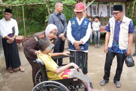 Santri korban pembakaran di Lombok Tengah diberikan kursi roda