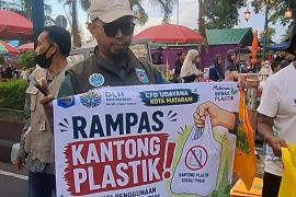 DLH Mataram menyiapkan ribuan "eco bag" gratis di pasar tradisional