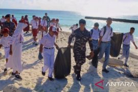 TNI AL lakukan bersih pantai Pulau Buru sambut Hari Lingkungan Hidup