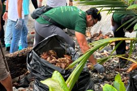PLN dan Pemprov Sulut bersihkanMalalayang Beach Walk