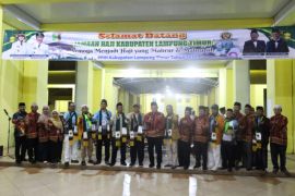 Azwar Hadi sambut haru kepulangan 283  haji Lampung Timur