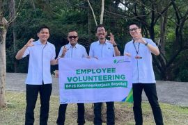 Pegawai BPJS Ketenagakerjaan Boyolali gelar aksi go green tanam pohon tabebuya