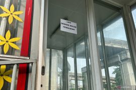 Lansia susah naik tangga imbas lift JPO Lenteng Agung tak berfungsi