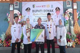 Bupati Demak serahkan kartu dan santunan BPJS Ketenagakerjaan
