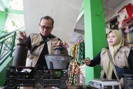 Pemkot Surabaya berikan tera timbangan gratis untuk pedagang