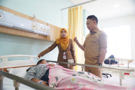 Wali Kota Pontianak jenguk 56 warga diduga alami gejala keracunan makanan