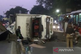 Truk terguling usai tabrak pembatas beton flyover Pesing Jakbar