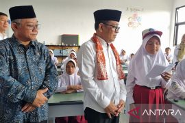 Siswi SD ucapkan terima kasih kepada Presiden Prabowo lewat surat