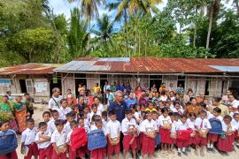 Kapolda NTT menyalurkan tas dan buku untuk siswa SD di pedalaman TTS