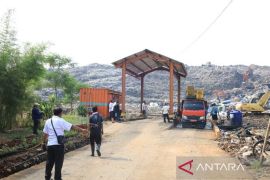 DLH Kota Tangerang luncurkan fasilitas pencucian truk sampah di TPA