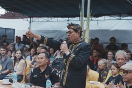 Bupati Lombok Timur edukasi warga tetap melestarikan budaya daerah
