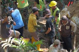 BNPB bangun jembatan Bailey di Desa Plosogaden