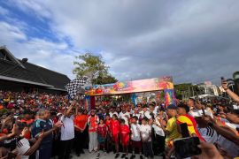Ribuan warga Ambon ikuti Color Fun Walk meriahkan Piala Dunia