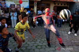 Superhero dan anak yatim beratraksi sambut Piala Dunia 2026