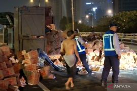 Kelebihan muatan, truk terguling di tol dalam kota Gropet-Slipi