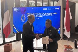 Wakil Rektor ITB terima penghargaan akademik dari Prancis