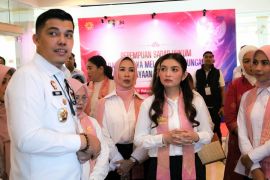 Tinjau Pameran UMKM Binaan, Ibu Wakil Presiden Apresiasi UMKM Lokal dan Layanan Hukum di Balai Serindit