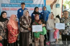 Wabup Situbondo salurkan bansos ASPD kepada penyandang disabilitas