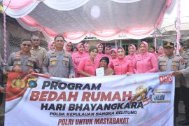Kapolda Babel bedah rumah warga di Belitung sambut HUT Bhayangkara ke-80