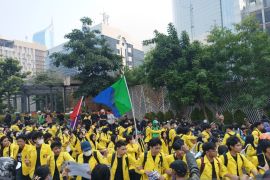 Sempat bersitegang, massa aksi mahasiswa dan aparat duduk bersama secara tertib saat berorasi